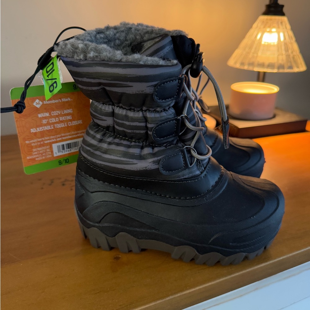Kids snow boots NWT